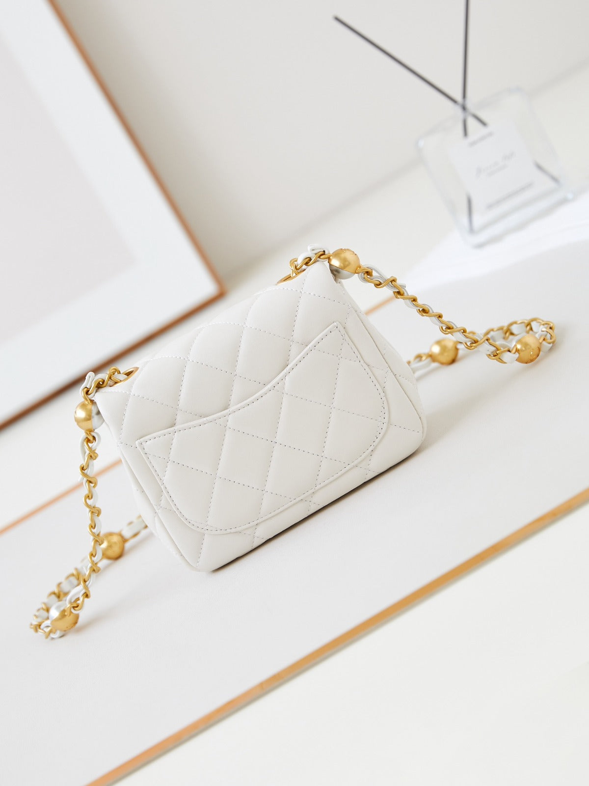 Mini sac à rabat Agneau brillant, perles d'imitation & métal doré Blanc