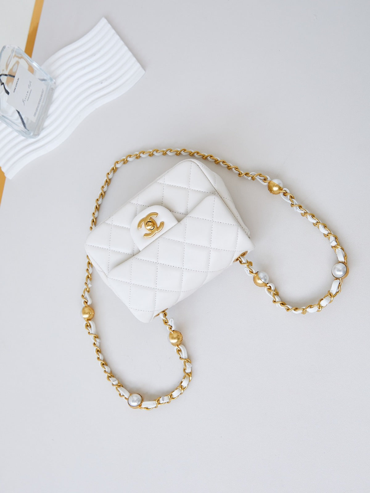 Mini sac à rabat   Agneau brillant, perles d'imitation & métal doré  Blanc