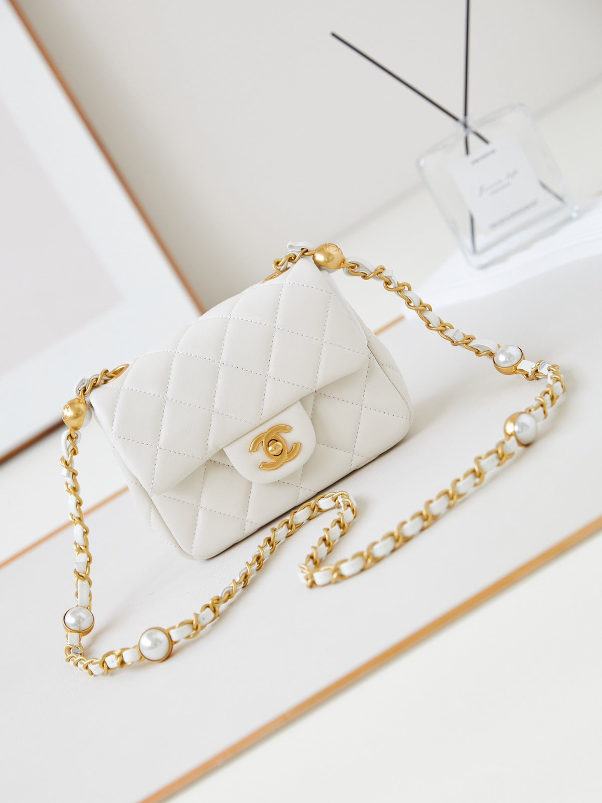 Mini sac à rabat   Agneau brillant, perles d'imitation & métal doré  Blanc