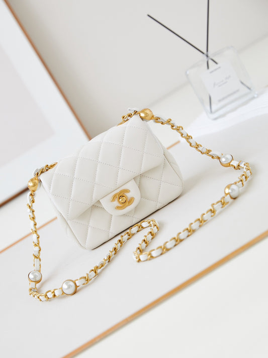 Mini sac à rabat   Agneau brillant, perles d'imitation & métal doré  Blanc