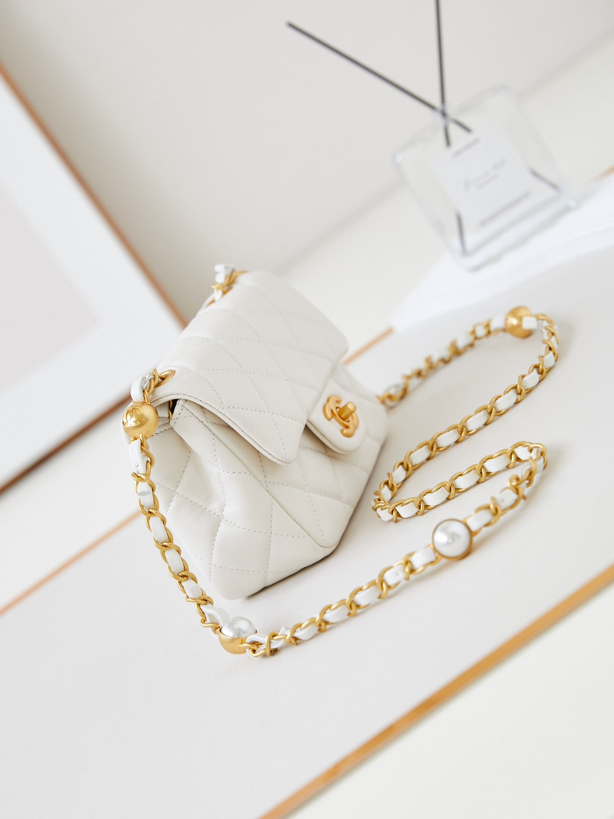 Mini sac à rabat   Agneau brillant, perles d'imitation & métal doré  Blanc