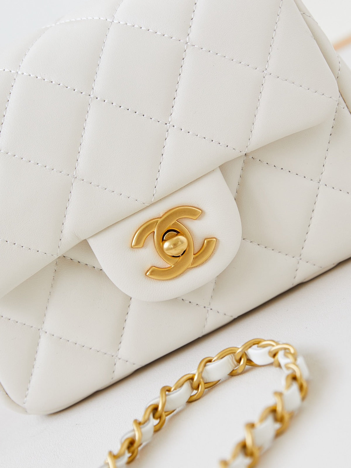 Mini sac à rabat   Agneau brillant, perles d'imitation & métal doré  Blanc