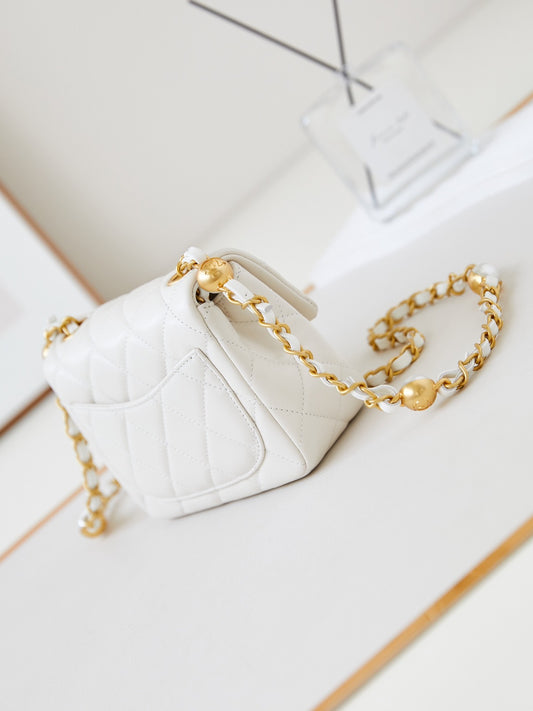Mini sac à rabat   Agneau brillant, perles d'imitation & métal doré  Blanc